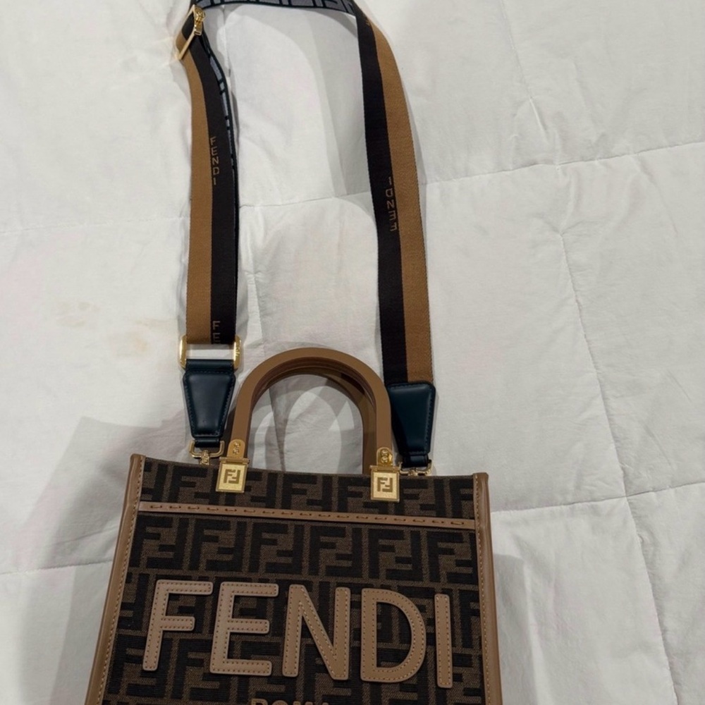 Fendi small sunshine tote bag + extra 900 dollar double sided strap included - Picture 8 of 11